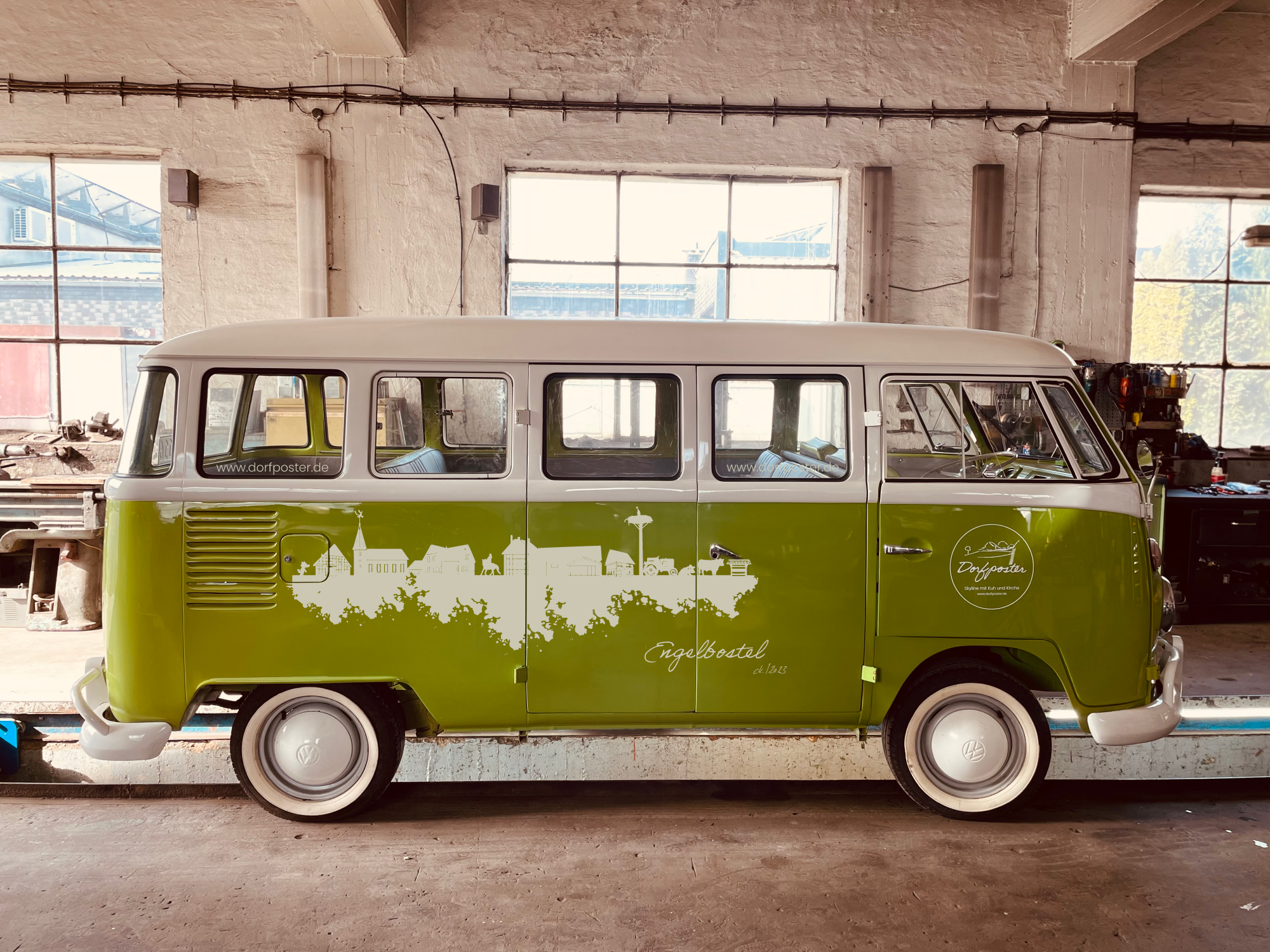 Dorfposter Skyline VW T1 hannoverdruckt Werbefahrzeug Messe Banner Poster
